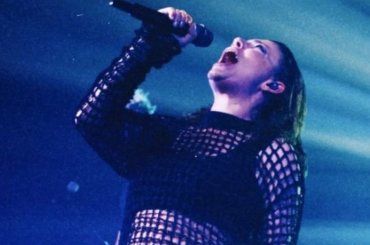 Emma Marrone bacia uno sconosciuto, folla impazzita per il gesto inaspettato – VIDEO