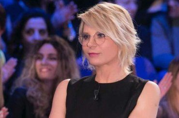 Maria De Filippi mastica sempre una caramella, ti sei mai chiesto il motivo?