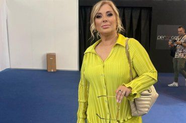 Tina Cipollari accende lo studio di U&D: “Si mette l’ovatta nei pantaloni” | Chi sarà mai?