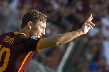 Francesco Totti, dagli esordi all’addio alla Roma: tutto sul “pupone” del calcio italiano