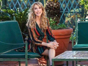 Avete mai visto Gabriella? E’ la sorella di Milly Carlucci, sono due gocce d’acqua