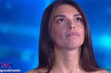 Doppio ingresso nella casa più spiata d’Italia? Chi potrebbe varcare la porta rossa