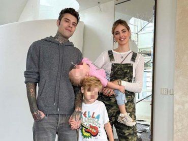 In casa Ferragnez è già Natale, l’albero nella nuova casa conquista il web – FOTO