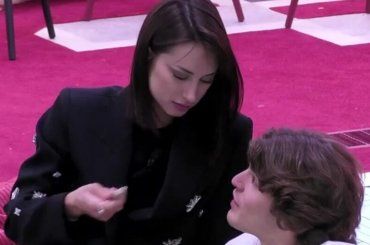 Grande Fratello, tra Paolo e Letizia nessun bacio e Beatrice dice la sua: “Non le piace”