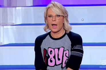 Uomini e donne, Maria si imbarazza in diretta: il cavaliere esagera