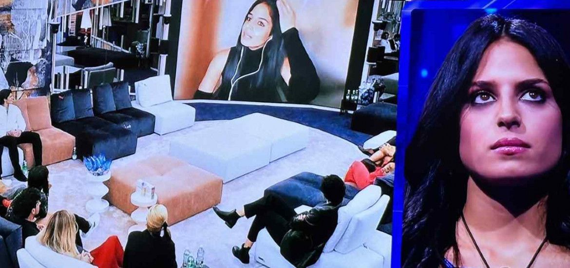 Perla guarda il video proposto a Mirko