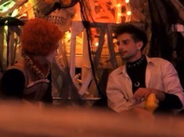 Grande Fratello festeggia Halloween e Garibaldi cerca un confronto con Beatrice: lei lo gela