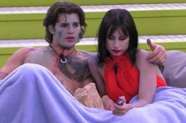 Grande Fratello, durante il party di Halloween Paolo si dichiara a Letizia