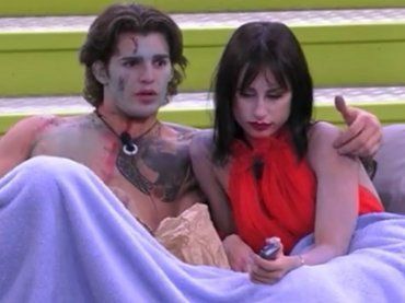 Grande Fratello, durante il party di Halloween Paolo si dichiara a Letizia