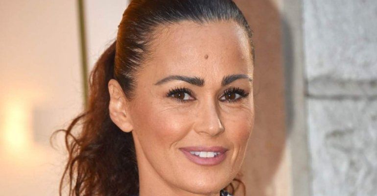 Samantha De Grenet: “Ho solo voglia di coccole”, su Instagram mostra il suo amico speciale