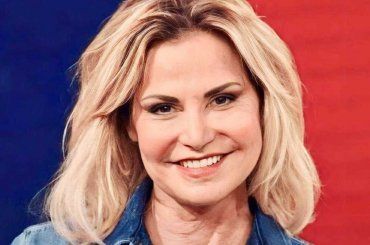 Simona Ventura si copre il viso, lo zoom riesce ad inquadrarla: ecco com’è senza trucco