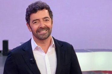 Alberto Matano, le mani sul volto: cos’è accaduto in studio davanti a tutti