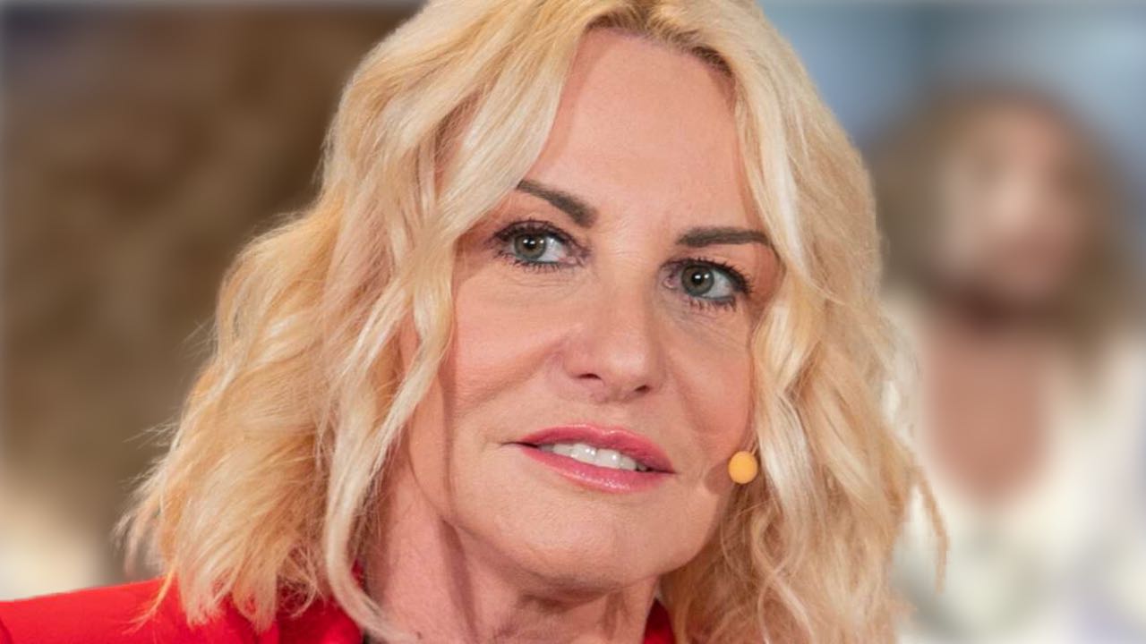 Torta in faccia per Antonella Clerici, il resoconto dei suoi 60 anni VIDEO Torta in faccia per Antonella Clerici, il resoconto dei suoi 60 anni VIDEO