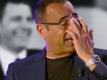 Carlo Conti ricorda Fabrizio Frizzi, pubblico commosso: un momento speciale