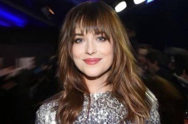 Dakota Johnson, bagni in vasca e dormite da 14 ore: è così che si resta giovani e belle