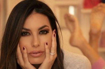 Elisabetta Gregoraci di oro vestita accende il Natale 2023: “Bellissima è riduttivo”