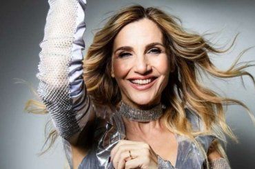 Lorella Cuccarini, il cambiamento è epocale: il nuovo look lascia qualche perplessità