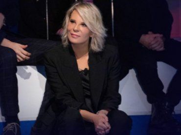 Maria De Filippi fa un passo indietro, slitta “C’è Posta per te” in favore di “Sanremo”