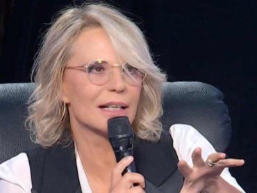 Maria De Filippi lo porta ad “amici”: il nome del primo giudice lascia senza parole