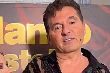 Teo Mammuccari in dolce compagnia, la stringe forte a se: chi è la fortunata