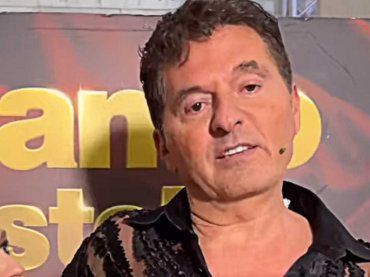 Teo Mammuccari in dolce compagnia, la stringe forte a se: chi è la fortunata