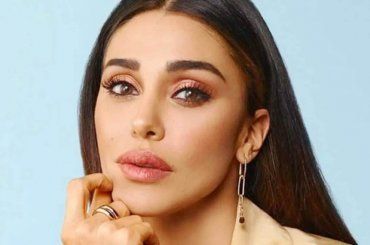 Belen Rodriguez cambia look, la chioma si tinge di oro in occasione del Natale
