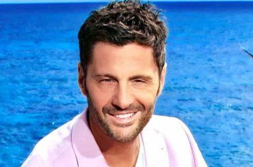 Filippo Bisciglia, trucco e indumenti femminili sui social: fan sorpresi