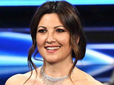 Giovanna Civitillo, per lei dei fiori e un anello, la dedica speciale: “Guardami nel cuore”