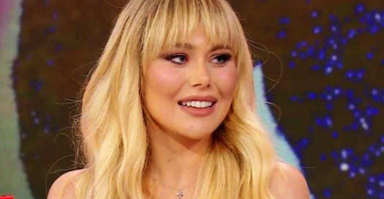 Selfie allo specchio per Jasmine Carrisi ed il dettaglio è lampante, c’è chi ha zoomato