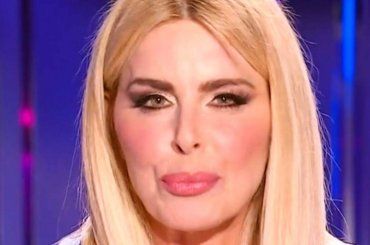 Loredana Lecciso, gli auguri per le feste sono speciali: immortalata così – FOTO