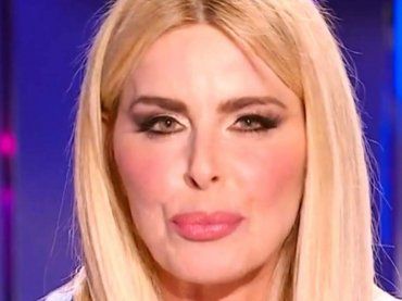 Loredana Lecciso, gli auguri per le feste sono speciali: immortalata così – FOTO