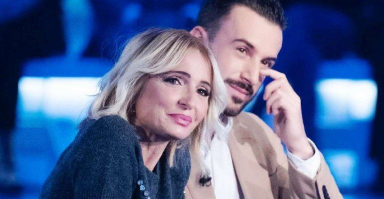 Veronica Peparini, mano sulla pancia e sguardo verso Muller: non servono parole