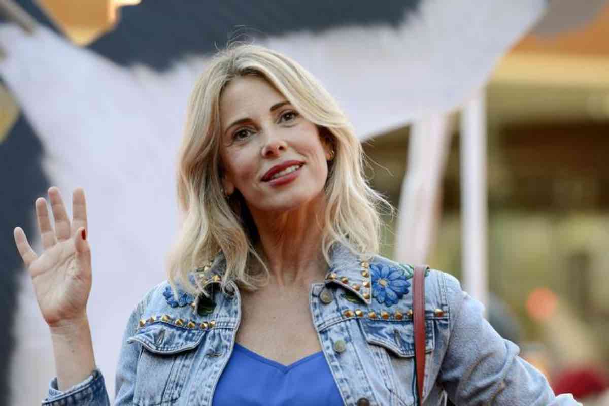 Alessia Marcuzzi che saluta