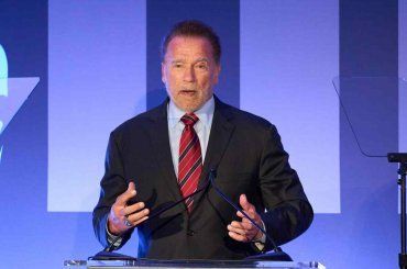 Arnold Schwarzenegger bloccato in aeroporto a Monaco, tassato e multato per il suo orologio