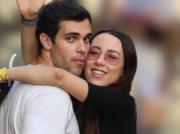 Aurora Ramazzotti e Goffredo, genitori a tempo pieno: la foto con Cesare intenerisce il web