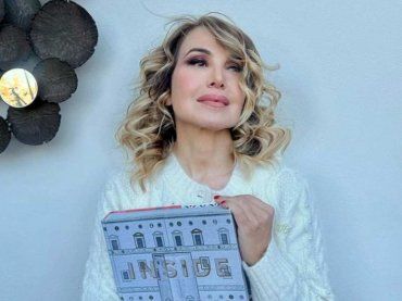 Barbara D’Urso, il look stravagante per uscire fa scalpore: vestita così non si era mai vista