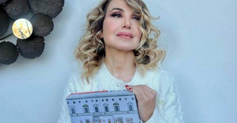 Barbara D’Urso, il look stravagante per uscire fa scalpore: vestita così non si era mai vista