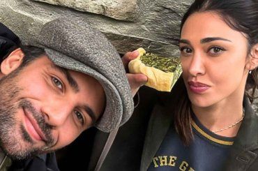 Belen Rodriguez selfie al centro commerciale con Elio, lui è in una posa insoltia