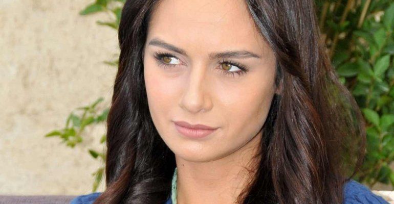 Riconoscete la donna in foto? È stata la moglie di un attore di Terra Amara