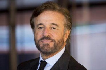 Christian De Sica, di lei non riesce a farne a meno: è gelosissimo e la custodisce con cura