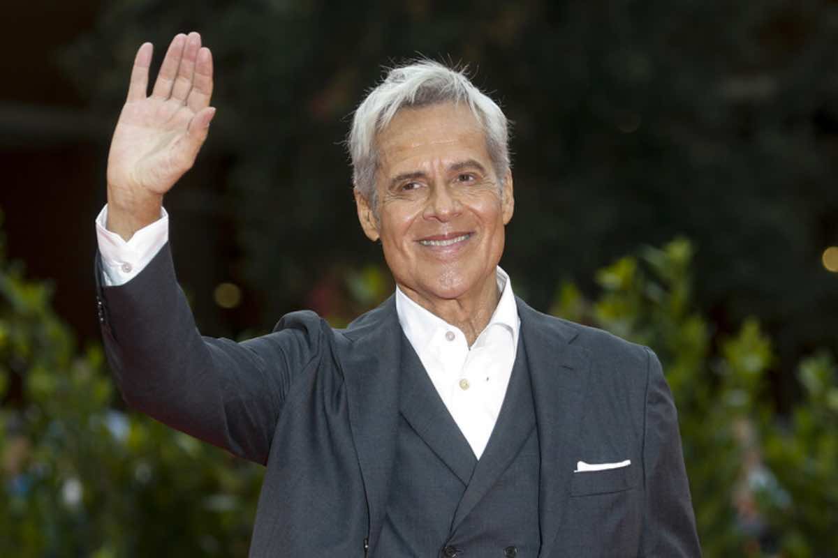 Claudio Baglioni saluta 