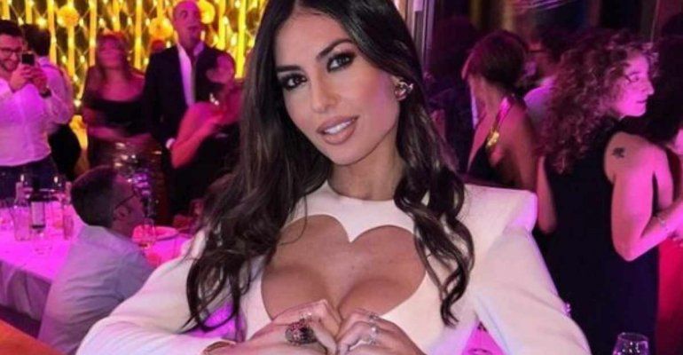 “La più bella”, Elisabetta Gregoraci conquista milioni di cuoricini, l’outfit bianco le dona divinamente