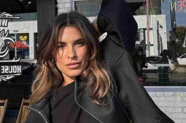 Elisabetta Canalis, in rosso seduce il web: l’effetto vedo – non vedo è devastante