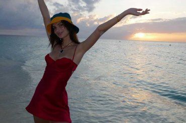 Emily Ratajkowski, il costume a gennaio e già tendenza: gli anni non passano mai – FOTO