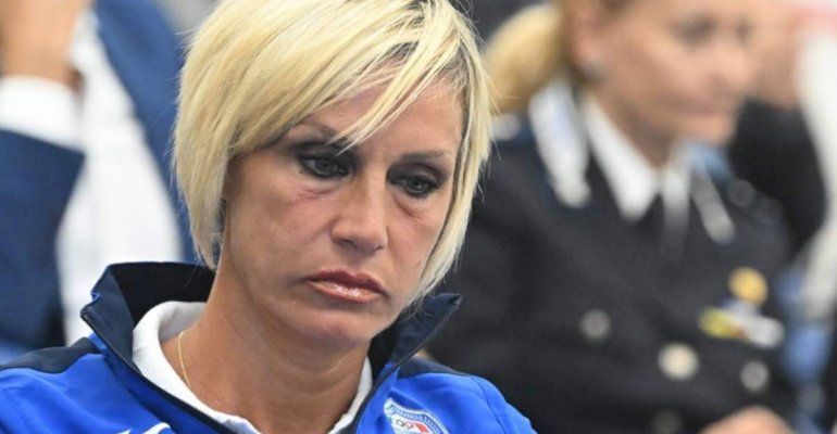 Annalisa Minetti, l’abito è trasparente e la posa è fuori luogo: pioggia di critiche per la cantante