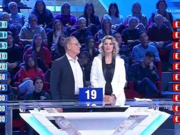 Amadeus stravolto, disastrosa la puntata di ‘Affari tuoi’, pubblico attonito