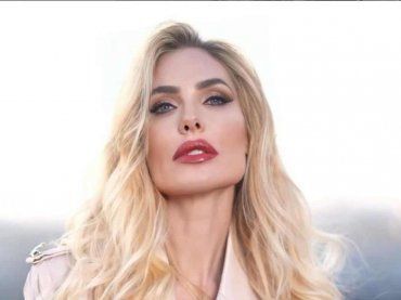 Ilary Blasi, la foto copertina di “Che stupida” non è messa a caso: cosa nasconde lo scatto