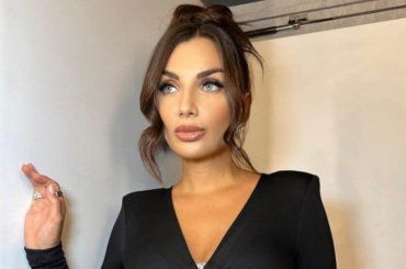 Elettra Lamborghini elegantissima in rosso, qualcosa cattura la curiosità dei fan: “Ma non ti fa male?”