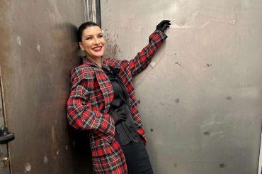 Laura Pausini in concerto a Milano, a sorpresa Biagio Antonacci duetta con lei ‘Tra te e il mare’