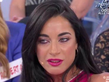 Uomini e Donne: Manuela demolisce Cristina e Roberta e Beatriz abbandona lo studio